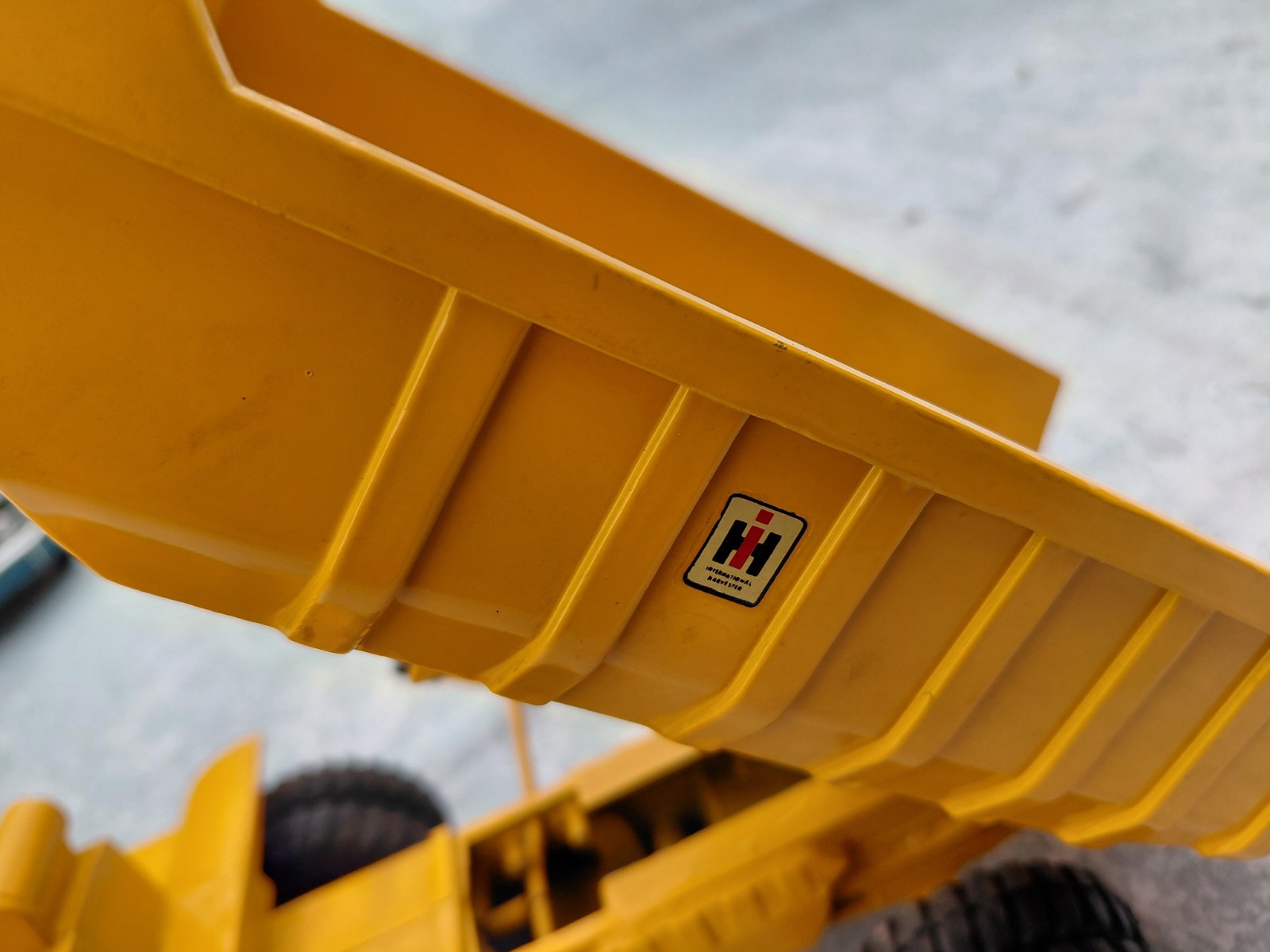 Vintage 1970s Ertl 1/25 International Pay Hauler 12″ Hydralic Dump Truck
