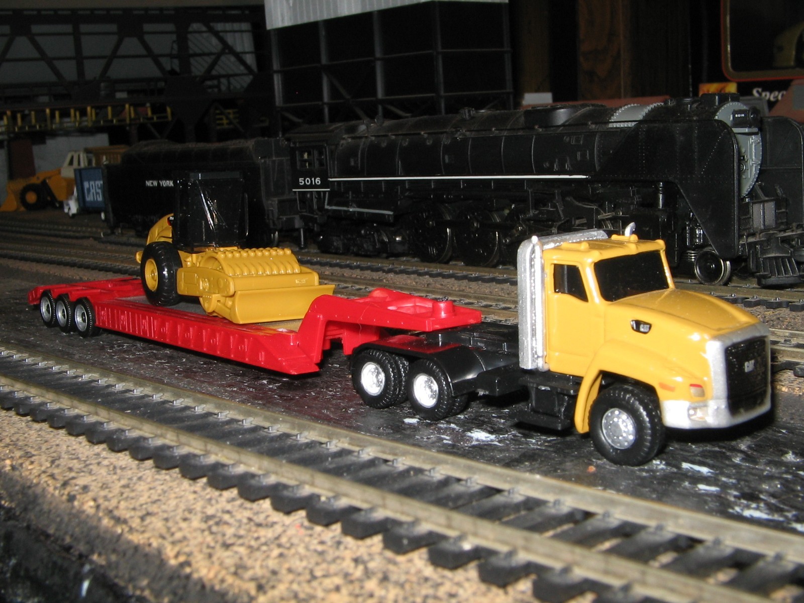 Diecast Masters 84418 CAT CT681 Tractor w/Lowboy & Padfoot Roller 1/87 HO NEW
