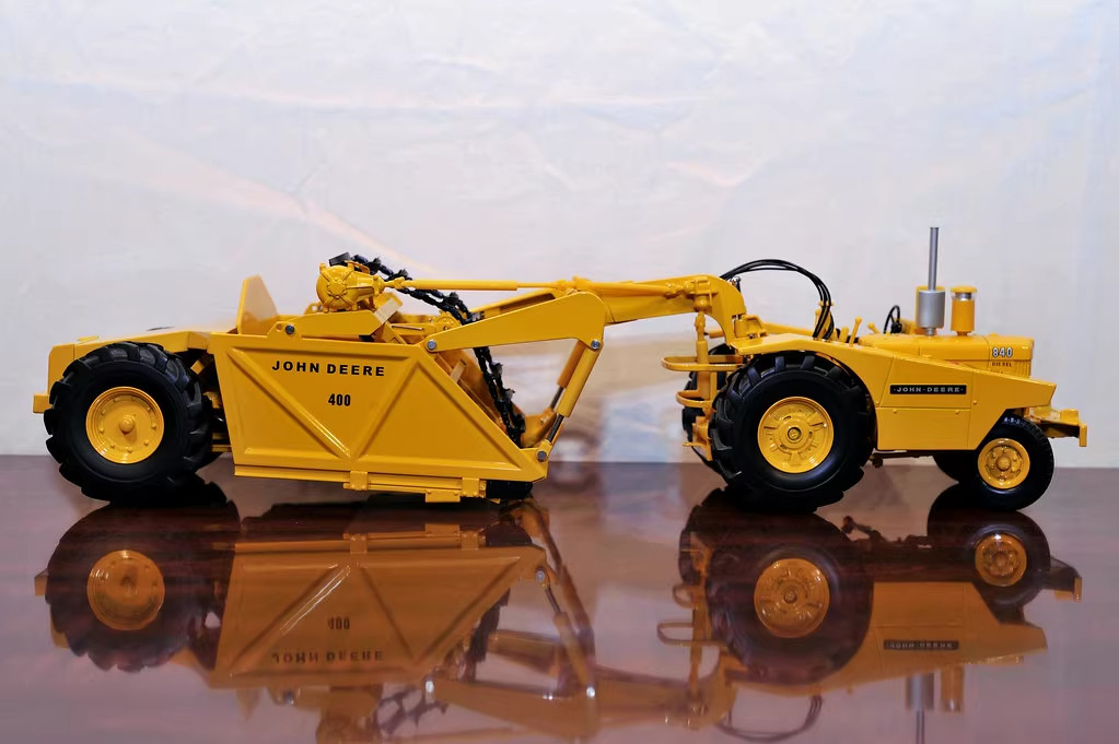 1:24 Reuhl John Deere 840 Diesel & 400 Scraper Farm Model Replica In Stock