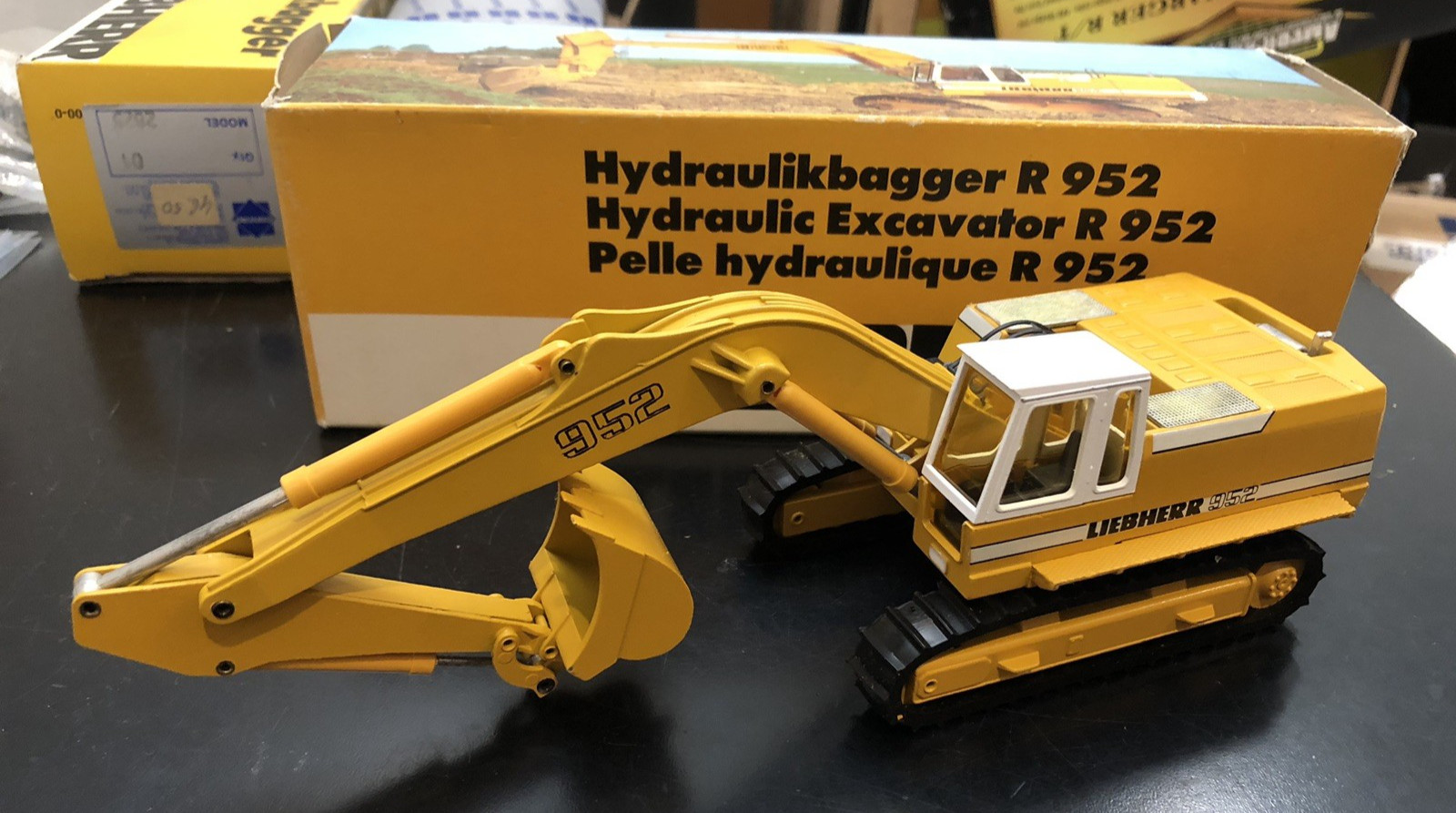 Conrad #2826 Liebherr R952 Hydraulic Excavator 1:50 – Diecast Model Boxed