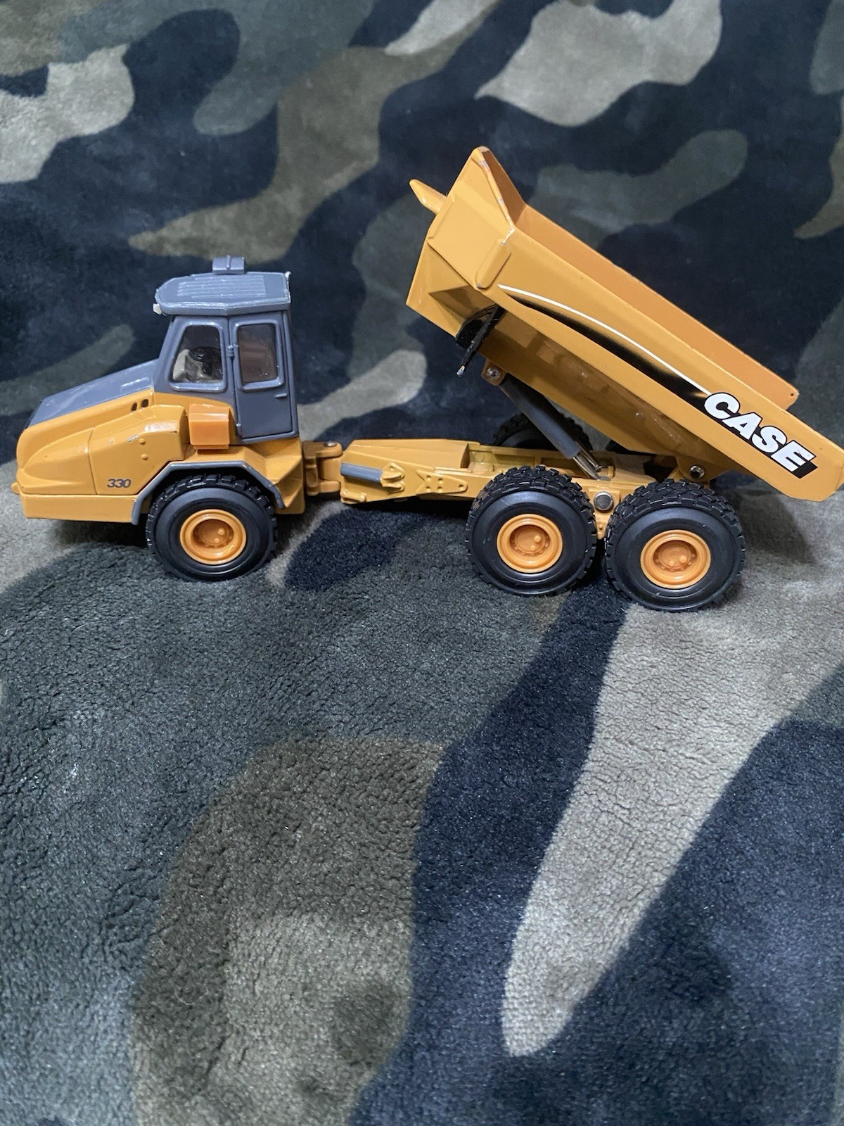 Ertl Case 330 Articulated Dump Truck 1:50 Die Cast Excellent SHAPE