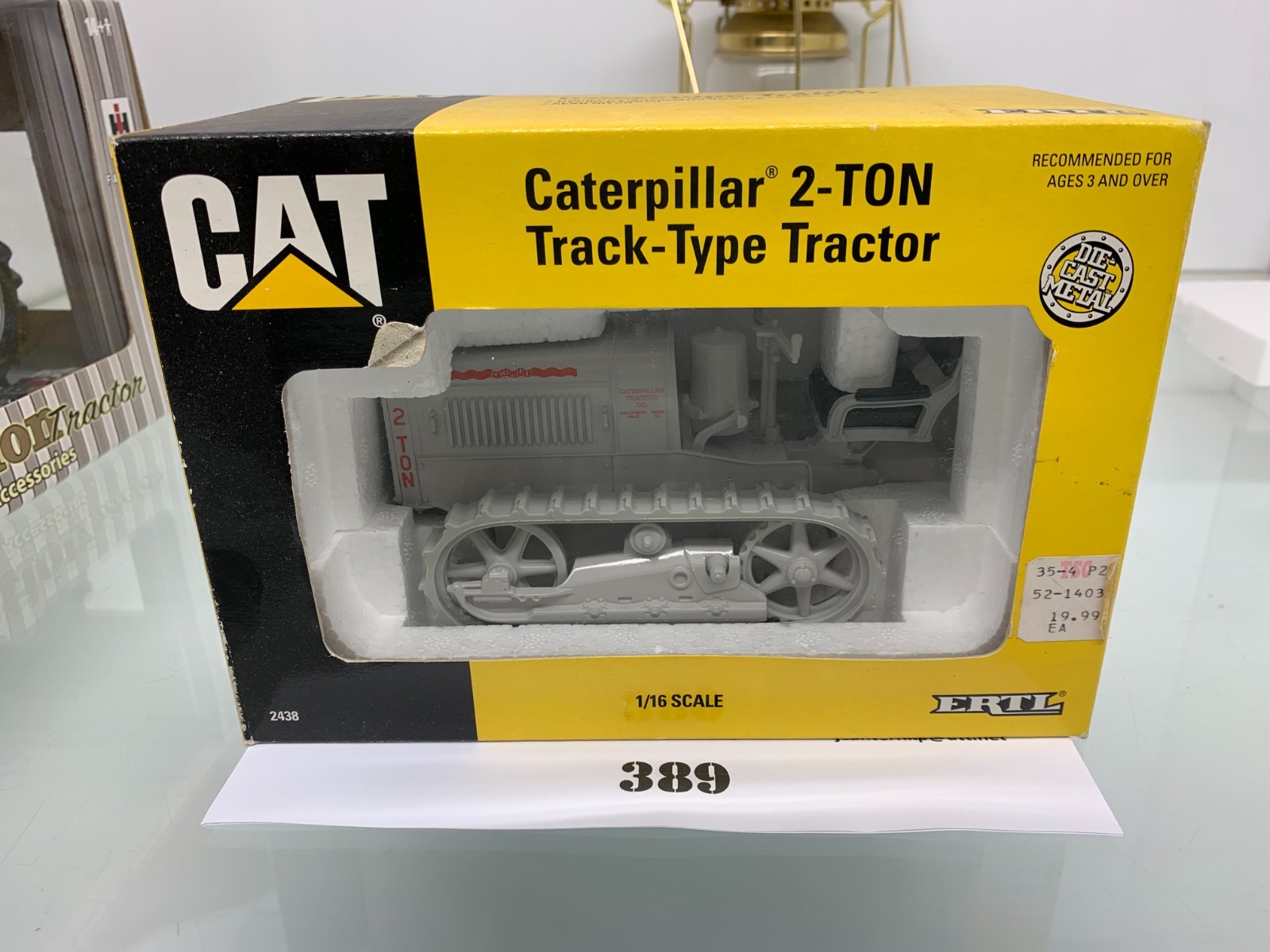 389 Ertl Caterpillar 2 Ton Track-Type Tractor 1:16 NEW