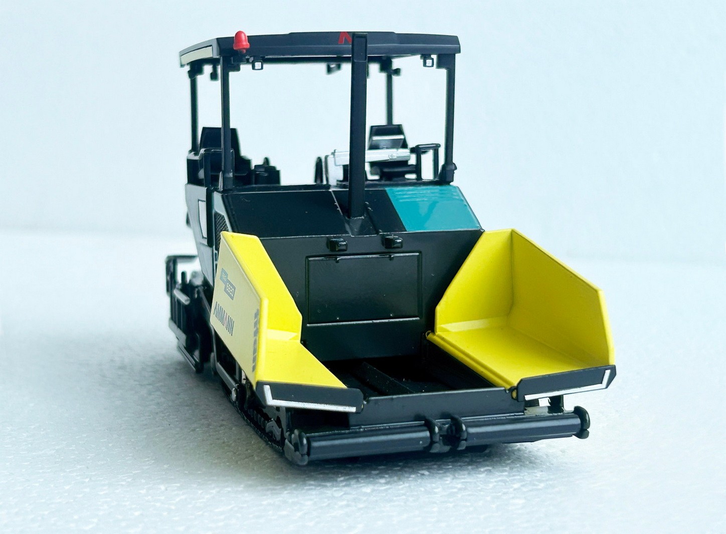 1/50 Scale AMMANN ABG 6820 TRACKED ASPHALT PAVER Green Diecast Model Toy Gift