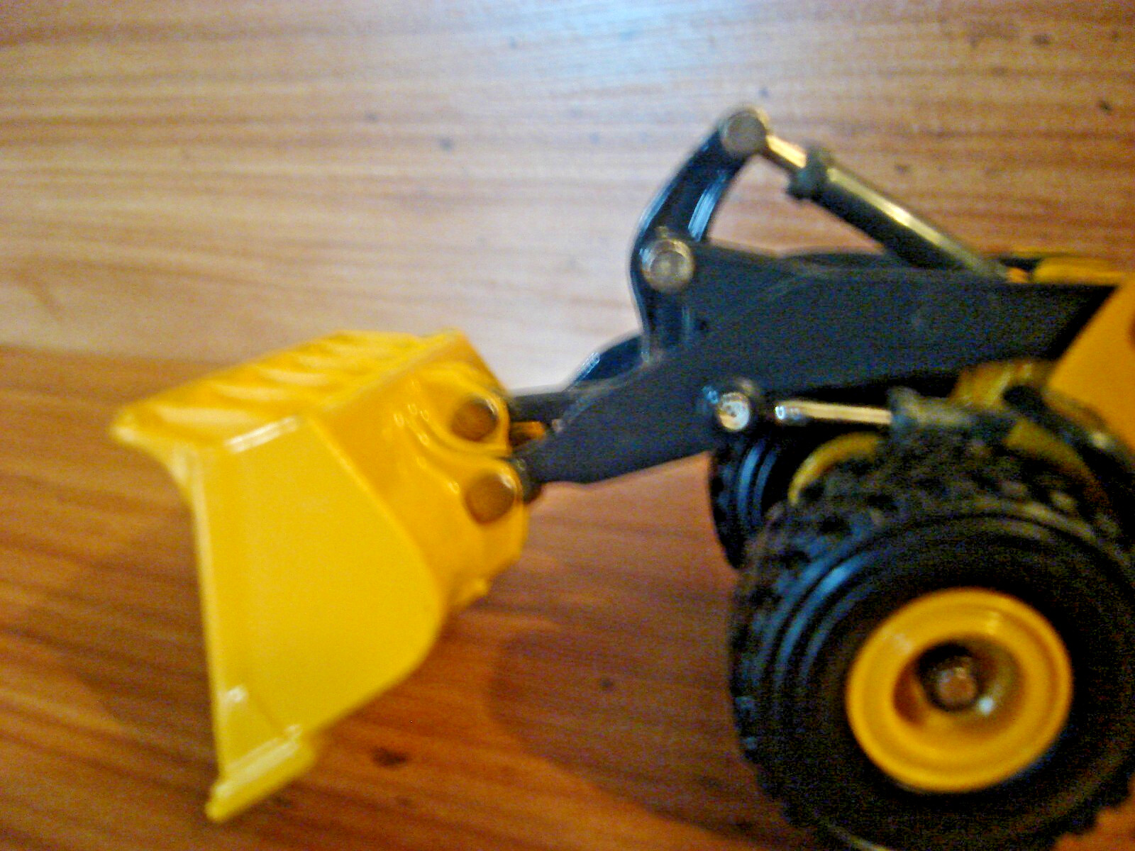 ERTL John Deere Articulating Front End Loader w/ Rubber Wheels Diecast Model