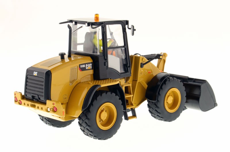DIECAST MASTERS – CATERPILLAR 910K on tires with figure and u…