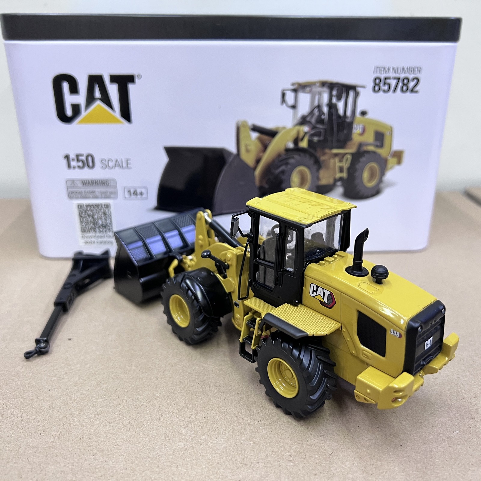 DM 1:50 CAT 938 Caterpillar Wheel Loader Alloy Engineering Forklift Model 85782