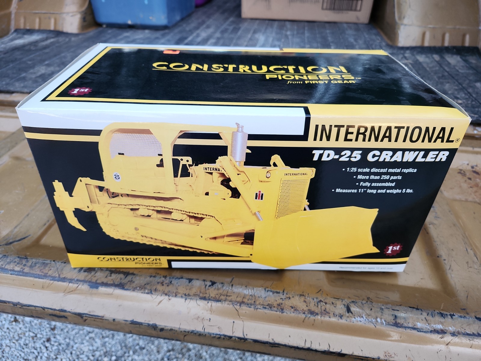 First Gear International TD-25 Crawler Dozer & Ripper & ROPS 1/25 Scale 79-0156