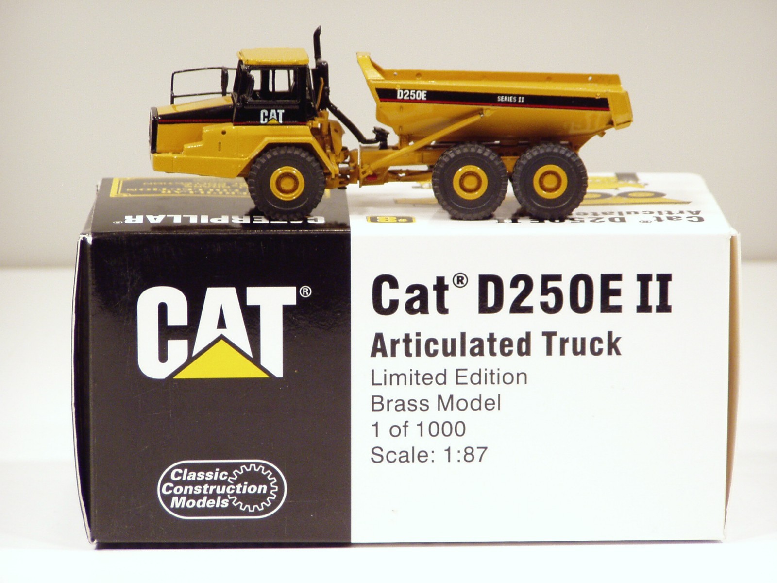 Caterpillar D250E II Dump Truck – 1/87 – Brass – CCM – MIB