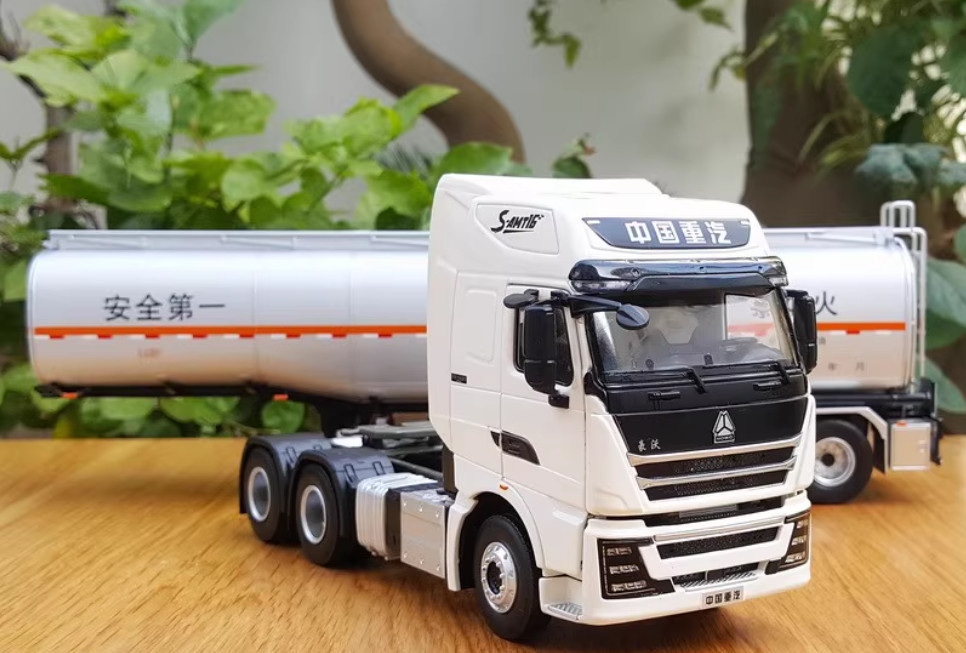1:36 46CM HOWO TH7 Tank Truck Petroleum Transport vehicle Carrier Diecast Model