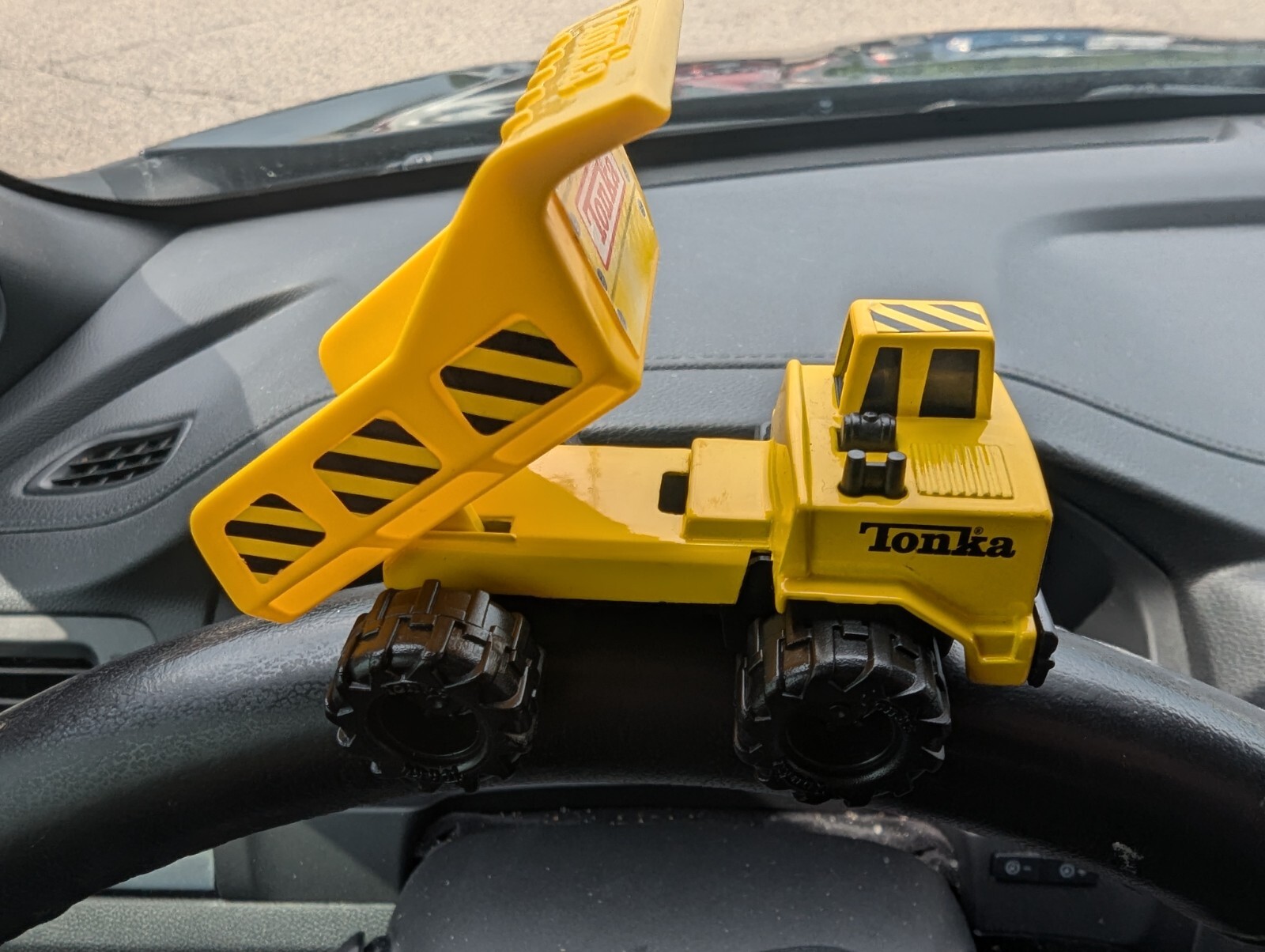 BOLD 2003 DIECAST LOADER TRUCK BY TONKA LOADER BED MOVES UP & DOWN DIECAST CAB