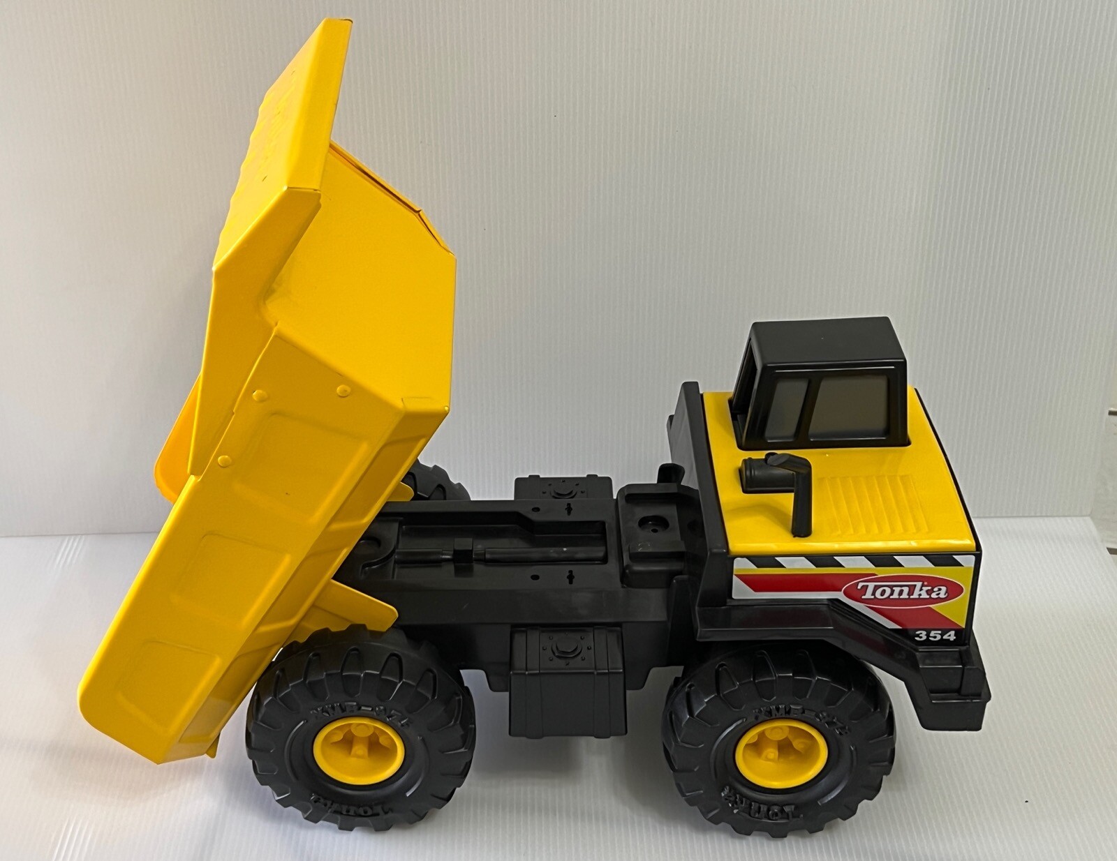 TONKA 354 CLASSIC CONSTRUCTION YELLOW MIGHTY DUMP TRUCK METAL 2012 HASBRO 93918