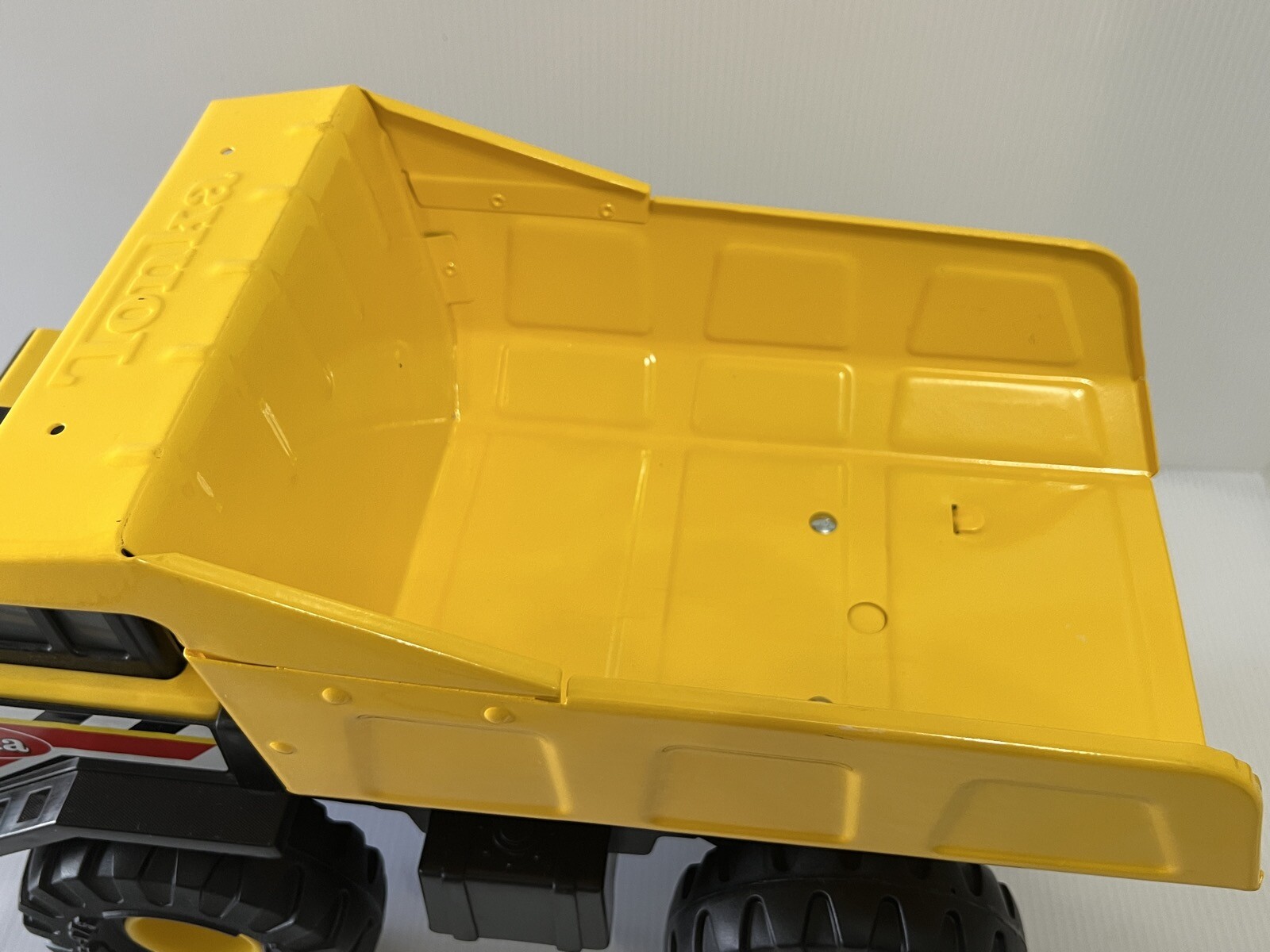 TONKA 354 CLASSIC CONSTRUCTION YELLOW MIGHTY DUMP TRUCK METAL 2012 HASBRO 93918