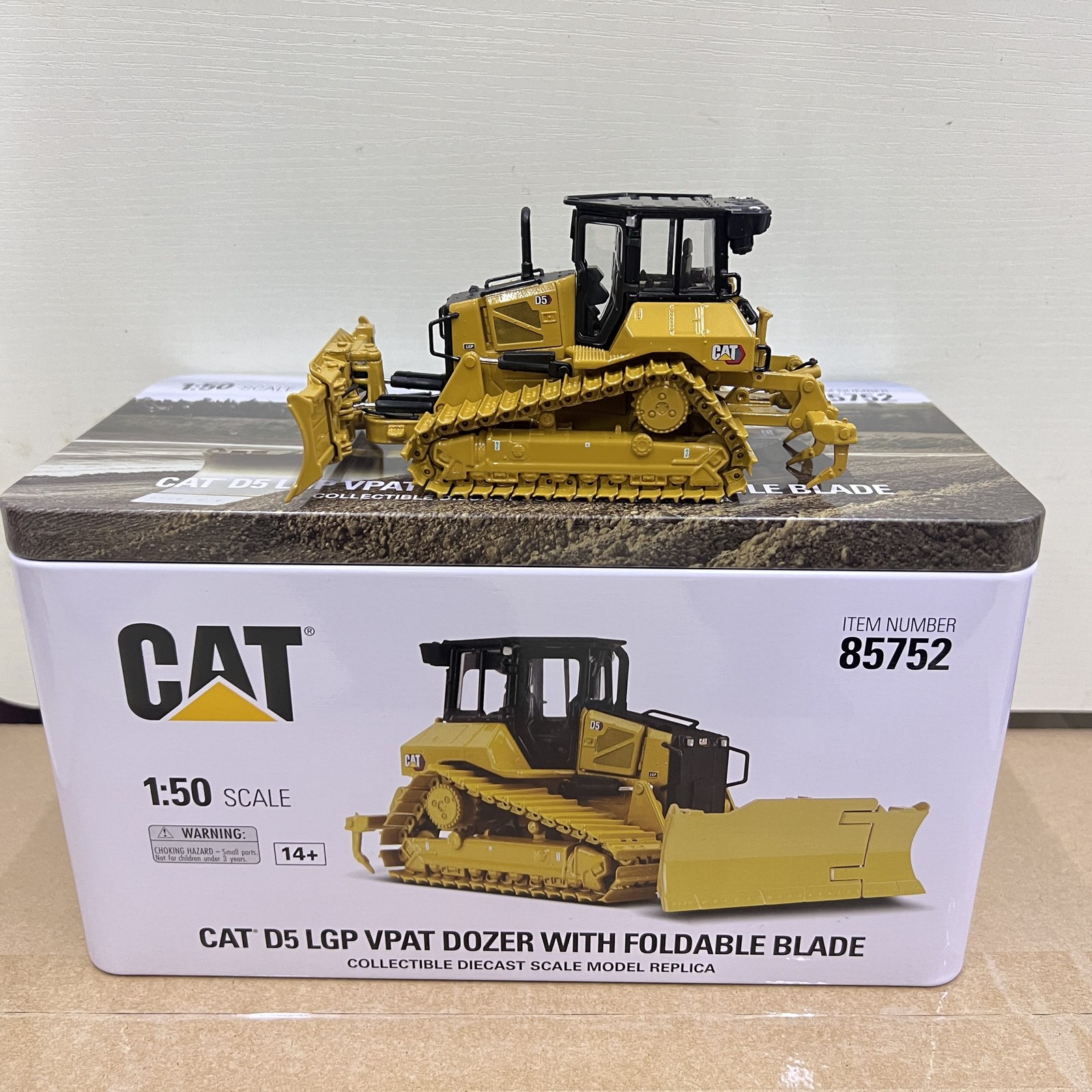 DM1:50 CAT D5 LGP with foldable blade CAT alloy model 85752