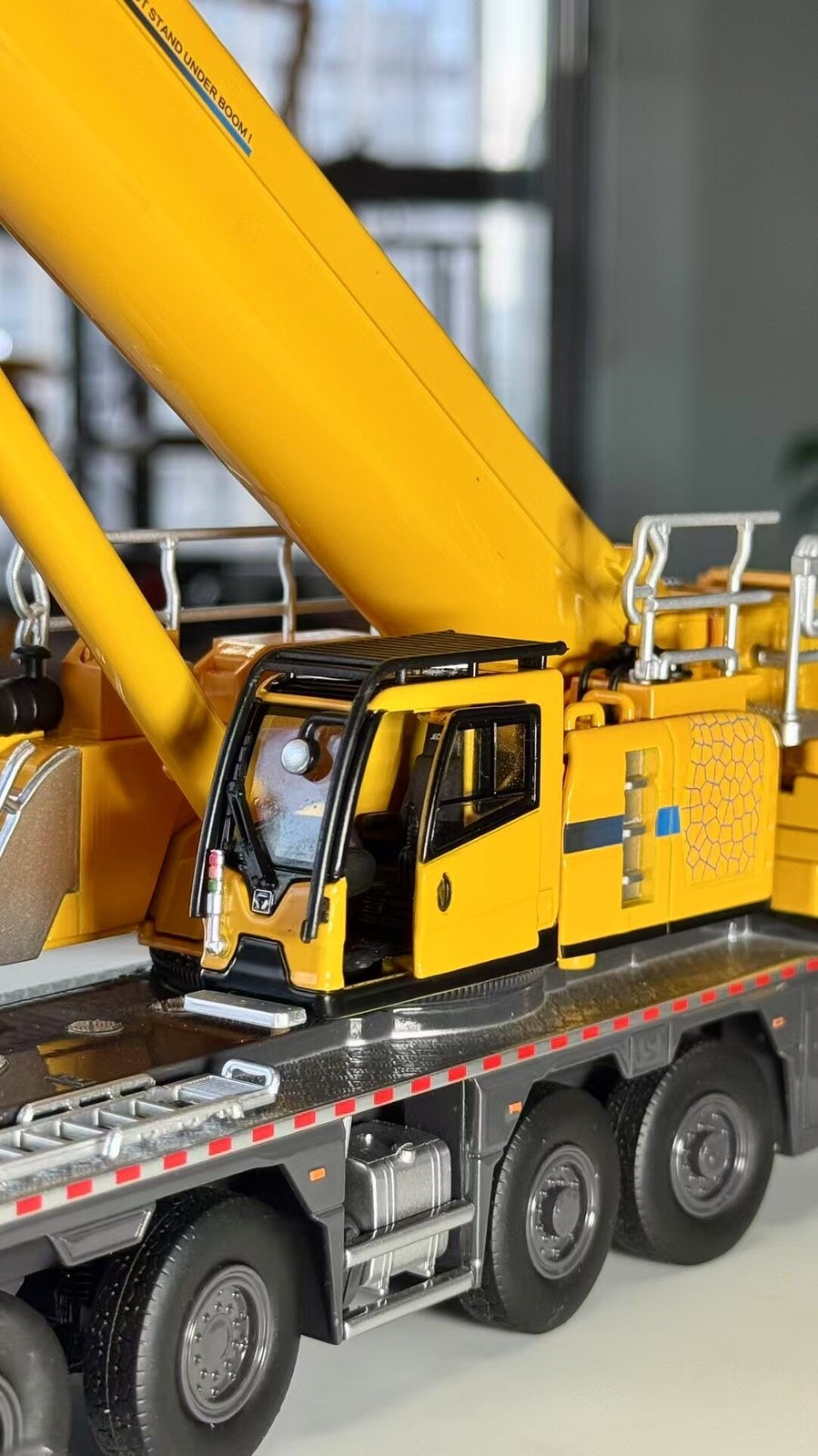 1:50 XGMC XCA260L8 XCMG all-terrain crane 260 two-cab 5-axle alloy crane model