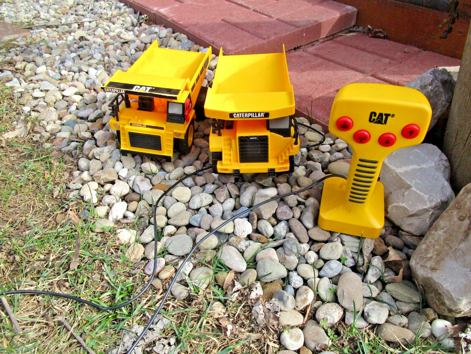 TOY STATE CAT Caterpillar 9″ Remote Control Dump Truck Lights Sounds +1 w/effect