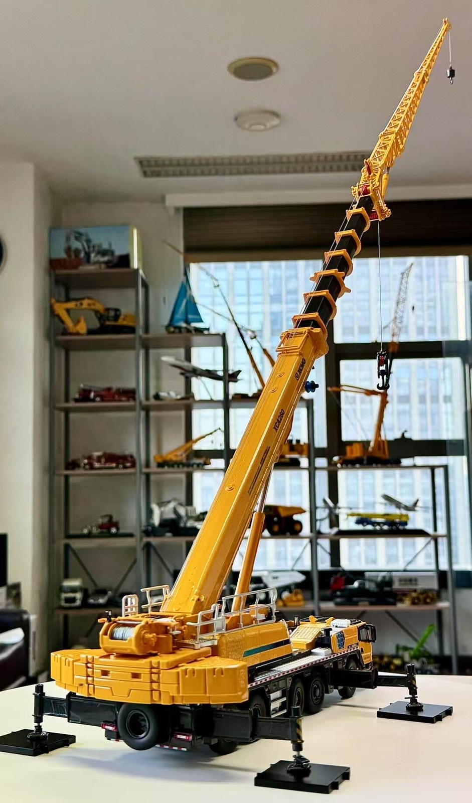 1:50 XGMC XCA260L8 XCMG all-terrain crane 260 two-cab 5-axle alloy crane model