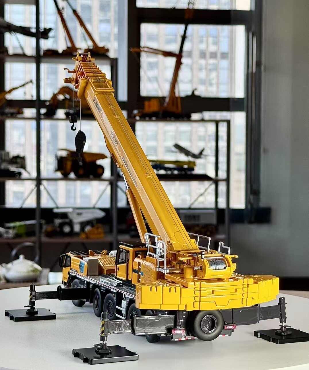 1:50 XGMC XCA260L8 XCMG all-terrain crane 260 two-cab 5-axle alloy crane model