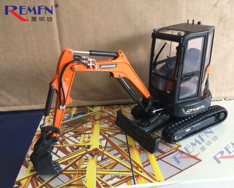1/25 Excavator Construction Model DOOSAN DX27Z UH8141 Vehicle Crawler Car Toys
