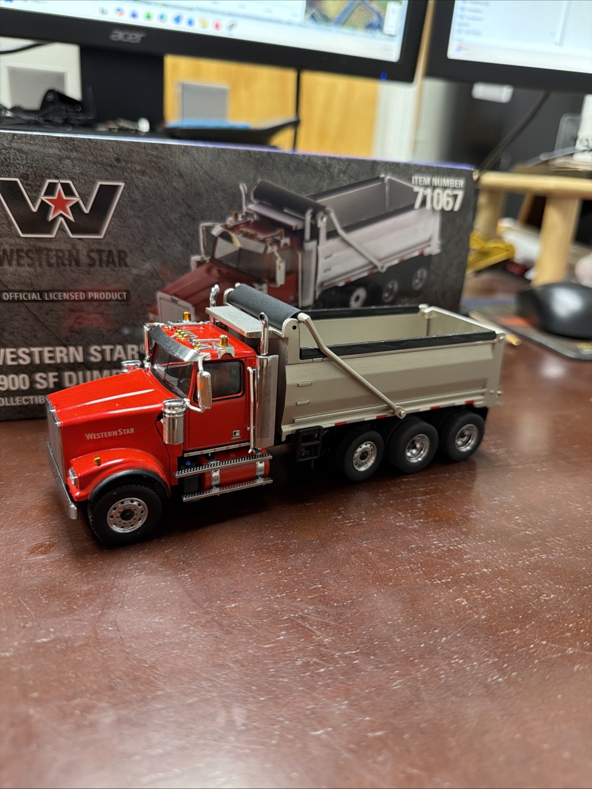 1:50 Western Star 4900 SF Dump Truck – Red cab-Diecast Masters