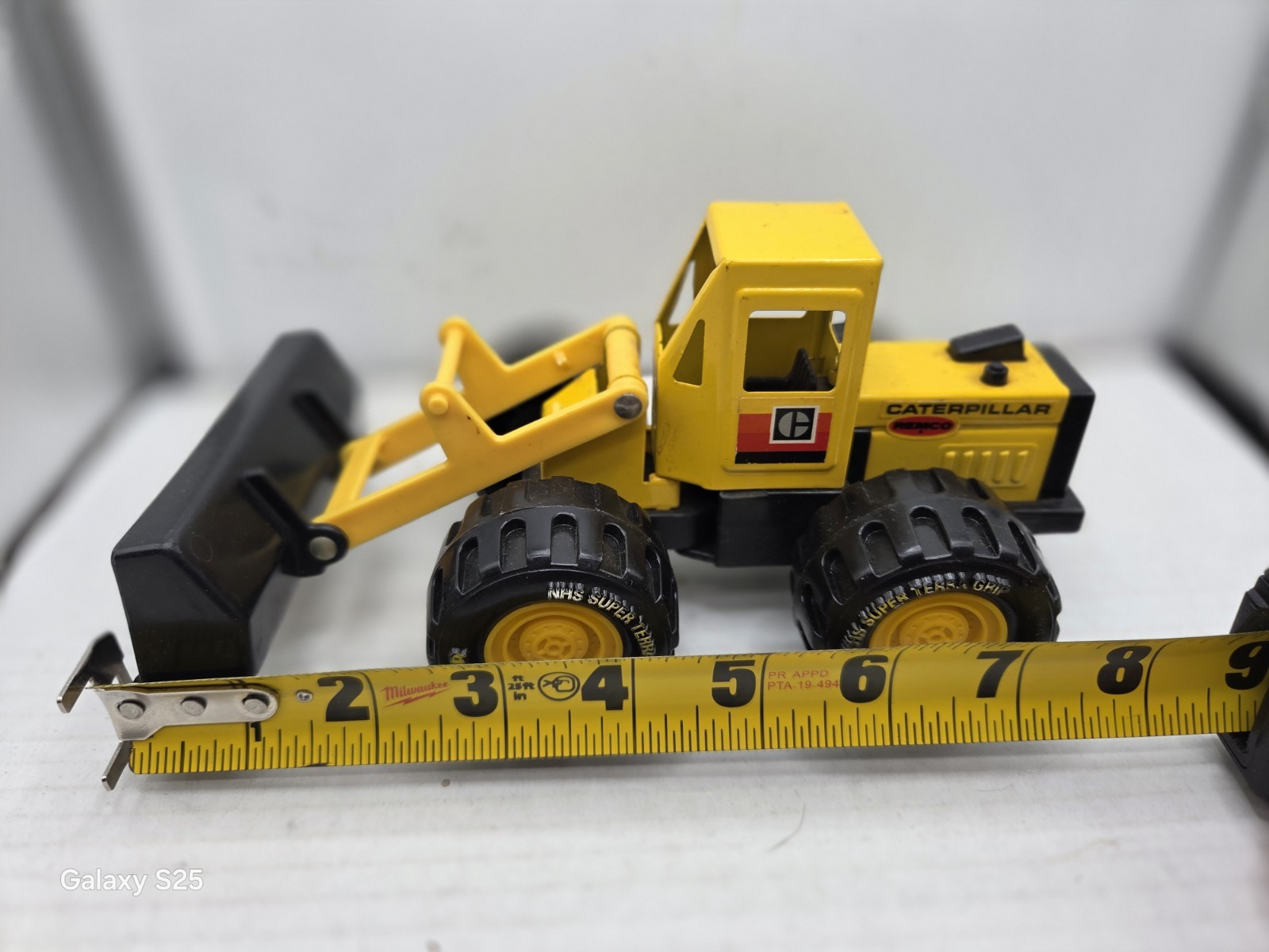 Vintage 1986 Caterpillar Front Loader Bucket Yellow and Black Tractor Truck