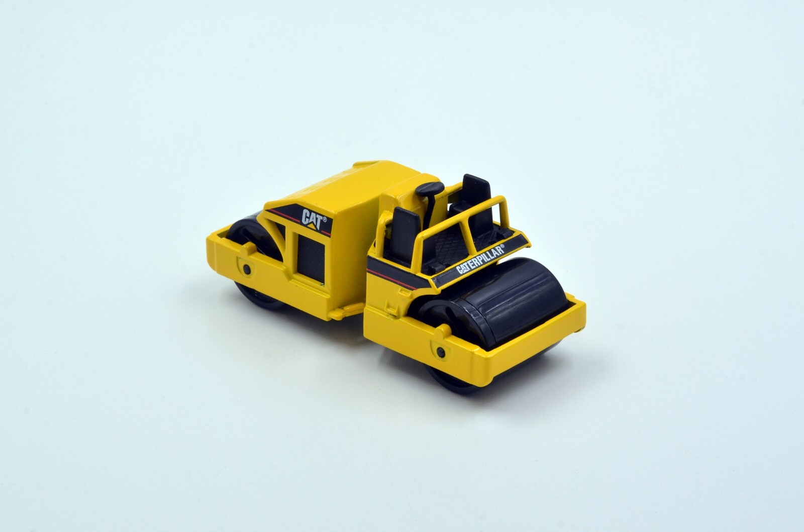 NEW (without box) Matchbox diecast 1997 CAT Road Roller Caterpillar Yellow