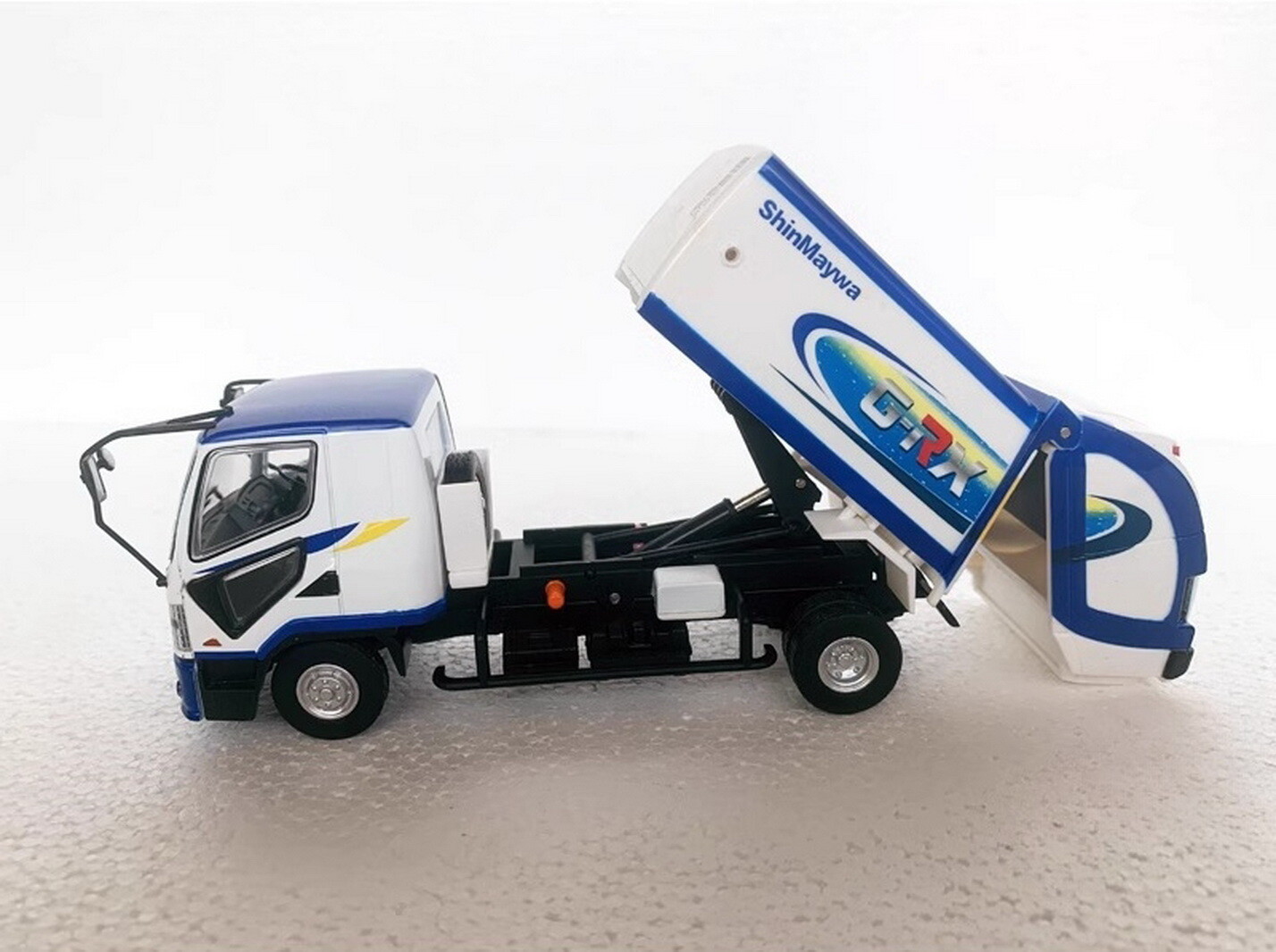 1/43 ShinMaywa G-RX Garbage Compactor Trucks Plastics Model Toy Gift