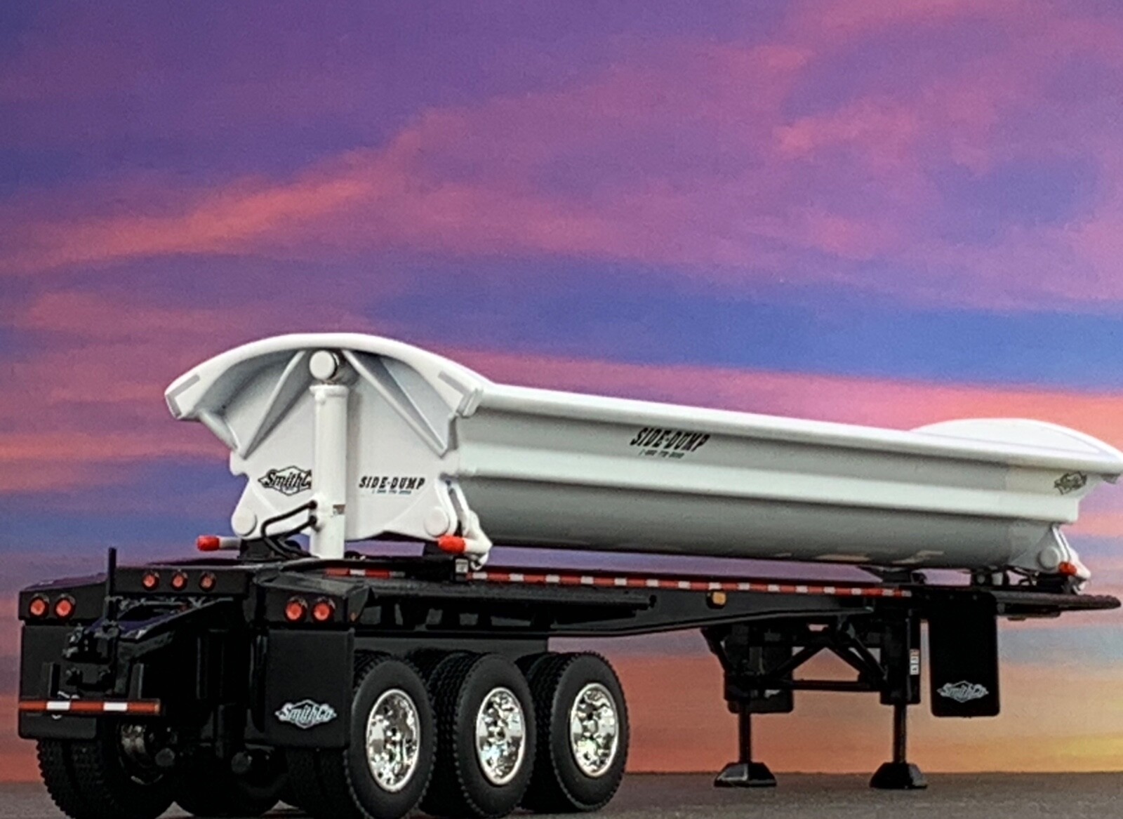 1/64 DCP WHITE/BLACK SMITHCO TRI-AXLE SIDE DUMP TRAILER