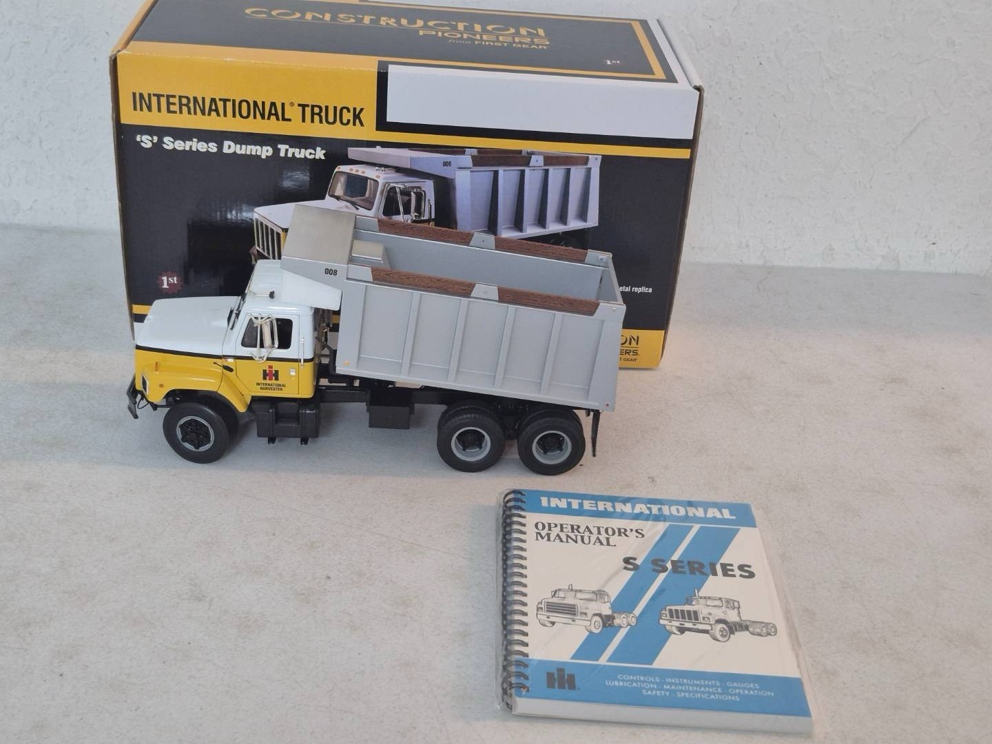 First Gear International Harvester Dump Truck Construction Pioneer 1/25 S Series