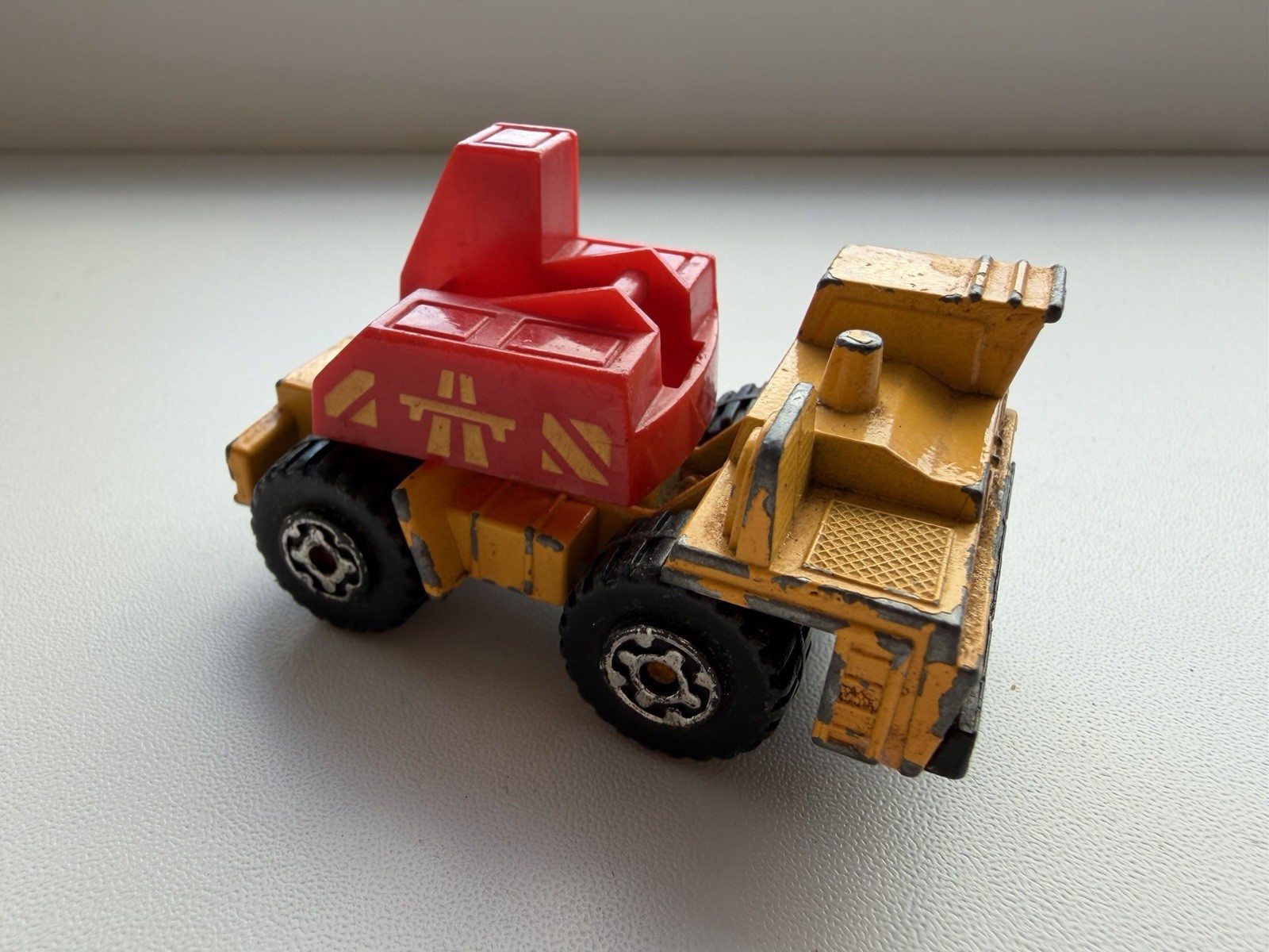 Vintage 1992-1994 Matchbox Mobile Crane 1:90 MB140 yellow & red NO BOOM/HOOK