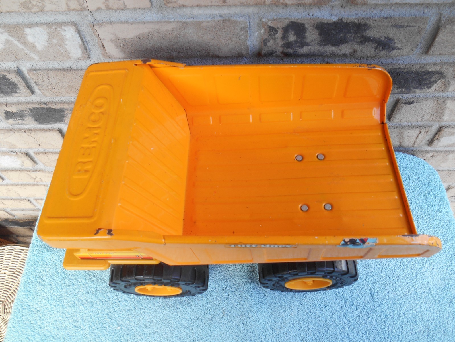 VINTAGE 1998 ROAD CHAMPS REMCO TUFF ONES LARGE METAL DUMP TRUCK. 9″ TALL.