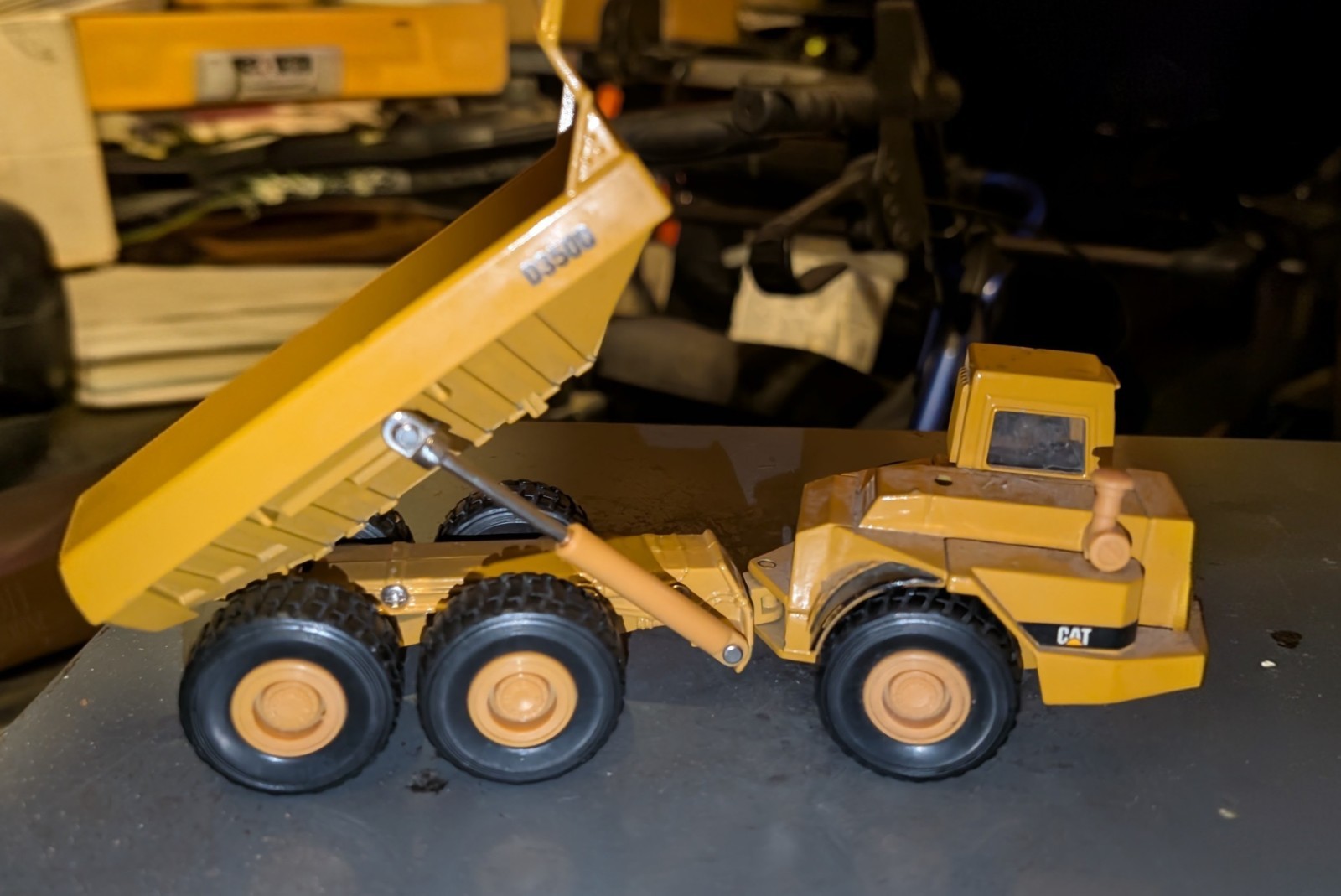 ERTL Die-Cast CAT Caterpillar D350D Articulated Dump Truck 1/50 Scale USED