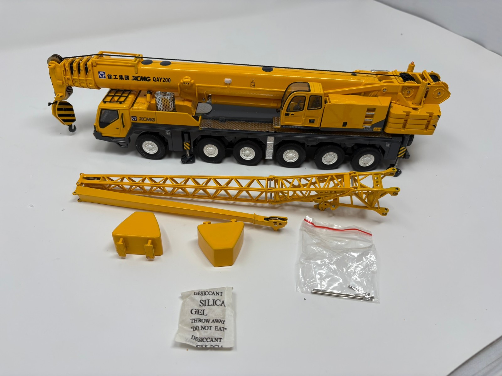 XCMG QAY200 Mobile Crane – China 1:50 Scale Diecast Model New