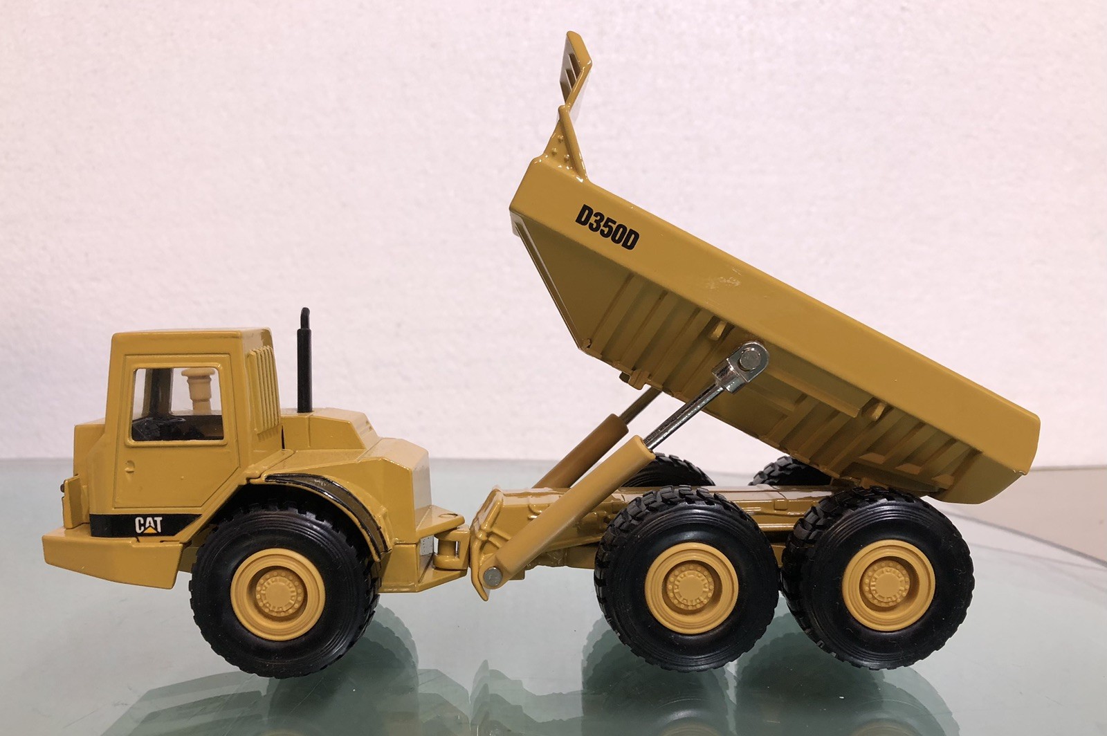 ERTL 2431 CAT D350D Articulated Dump Truck 1:50 Scale Diecast