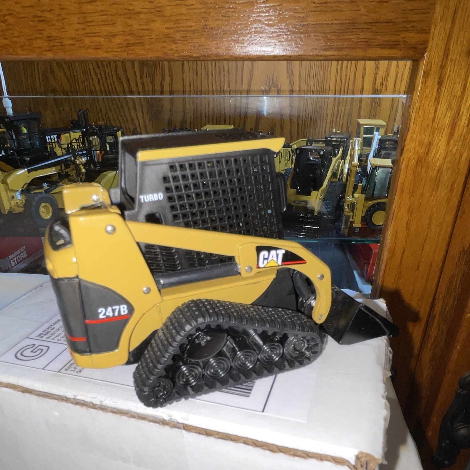 Caterpillar CAT 247B Tracked Loader Diecast Metal Model 1:32 Yellow Black