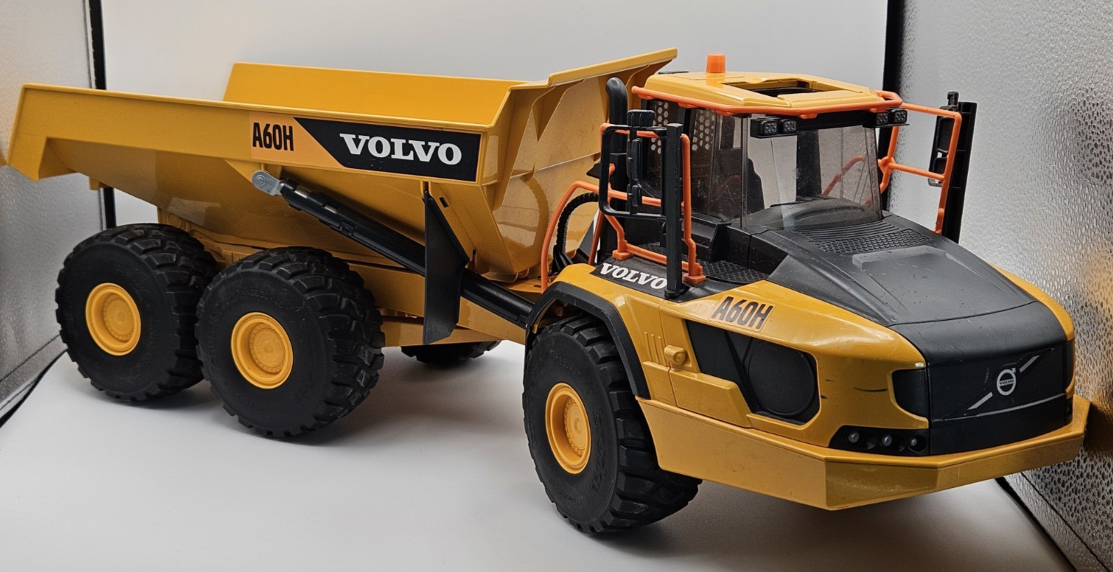 2018 MASSIVE Bruder Toys 24″ VOLVO A60H HAULER w Lifting Bed