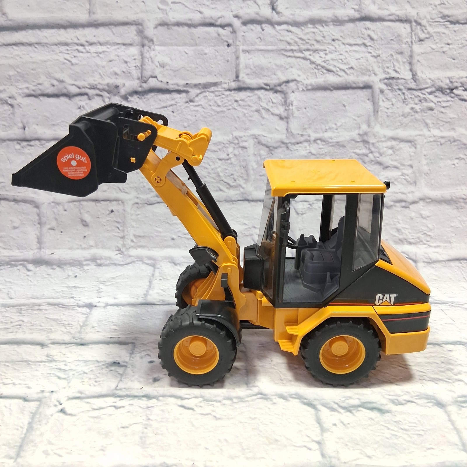Bruder CAT Wheel Loader Plastic Toy 1418/01 Yellow Tractor Made in Germany
