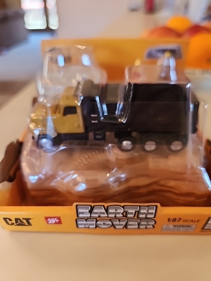 Earth Movers Diecast Masters 1:87 (HO) CAT Dump Truck