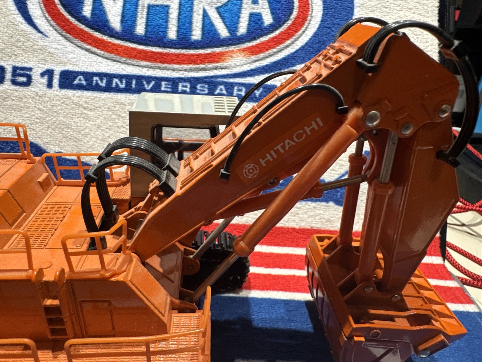 Hitachi EX1800 Giant Excavator 1/60 Scale. Free Shipping