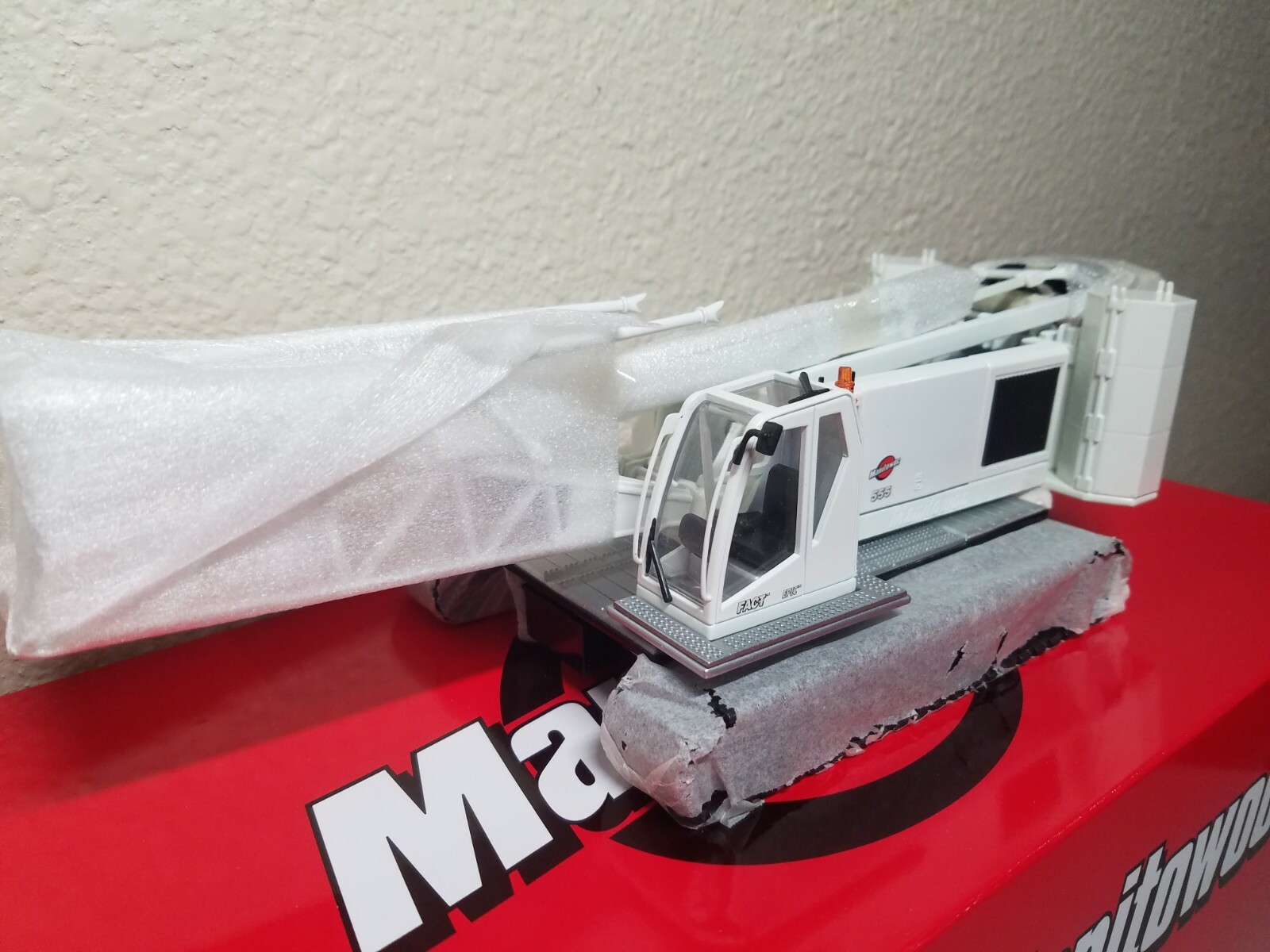 Manitowoc 555 Boom Crawler Crane – White – CCM 1:50 Scale Diecast Model New