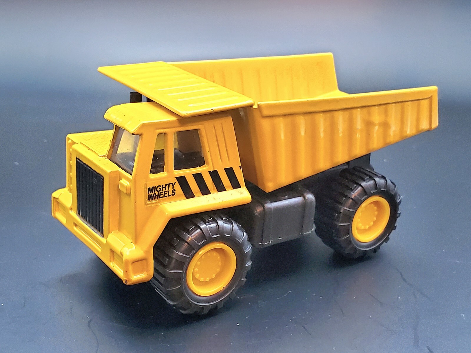 1998 Vintage Soma Mighty Wheels Construction Monster Dump Truck 5″ x 2-1/8″