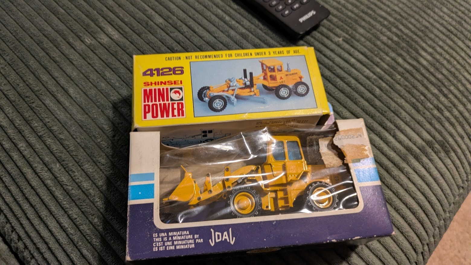 Die cast construction vehicle lot, JOAL Caterpillar 925 and Shinsei 4126