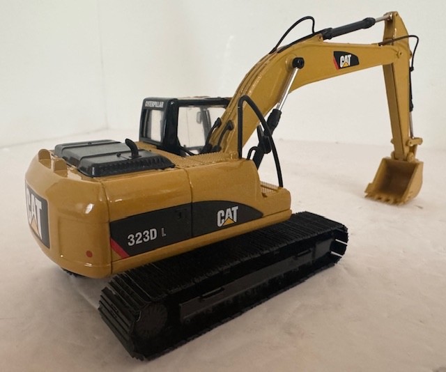 Caterpillar Cat 323D L Excavator – Norscot 1:50 Scale Diecast Model #55215 New