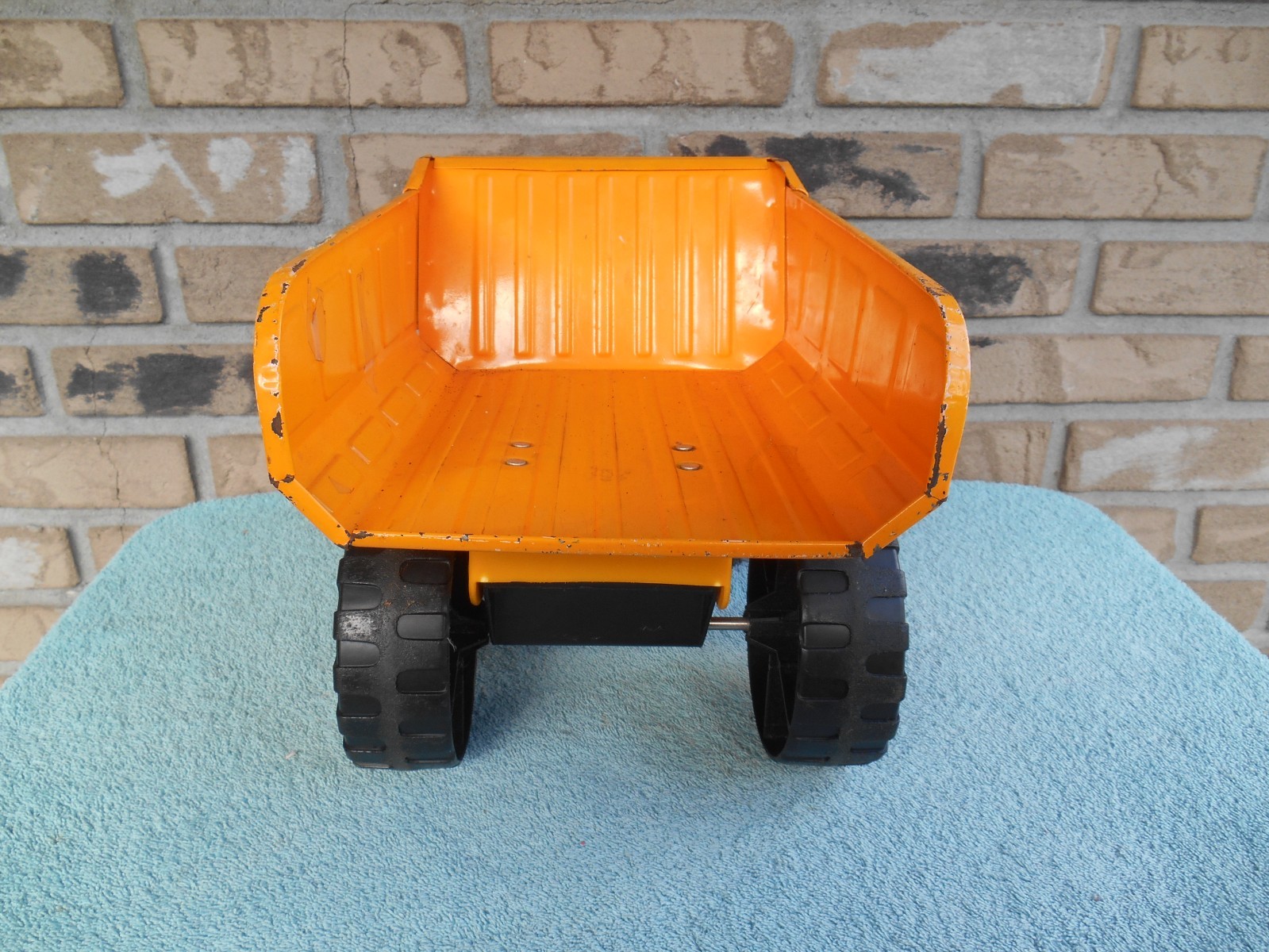 VINTAGE 1998 ROAD CHAMPS REMCO TUFF ONES LARGE METAL DUMP TRUCK. 9″ TALL.