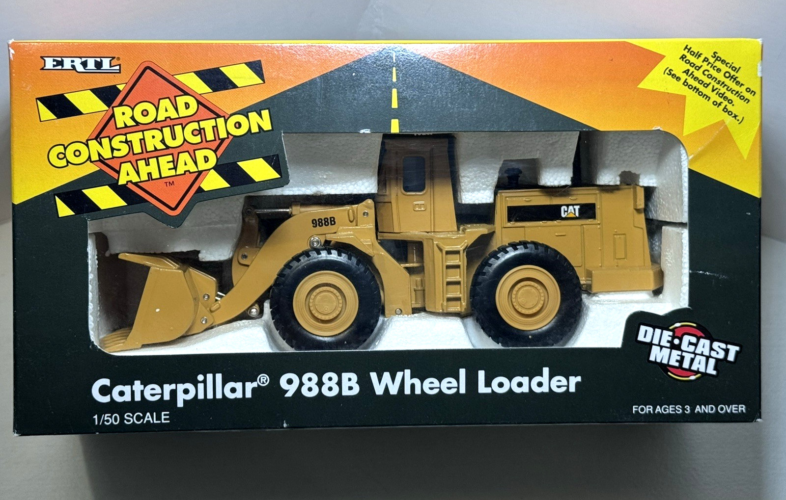 ERTL Road Construction CAT Caterpillar 988B Wheel Loader 1:50 Diecast 2435 NIB