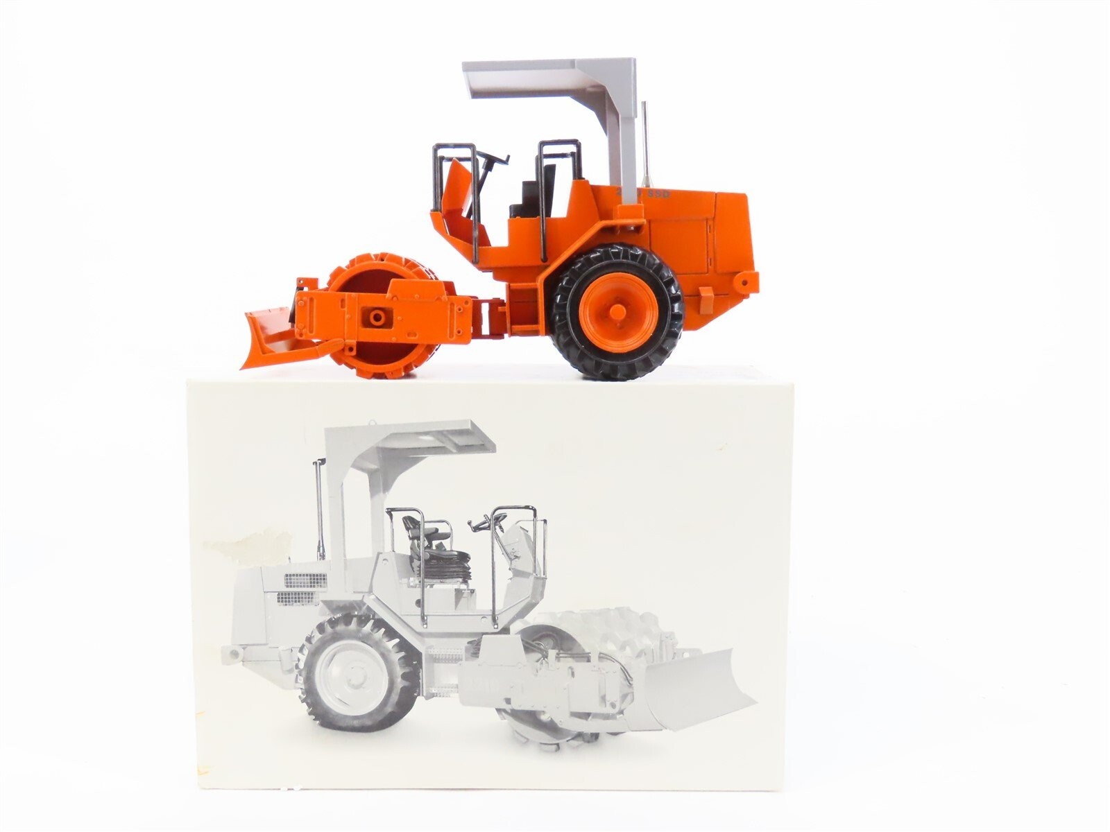 Hamm 2210-SSD Padded Roller Compactor with ROPS – NZG 1:25 Scale Model #343 New