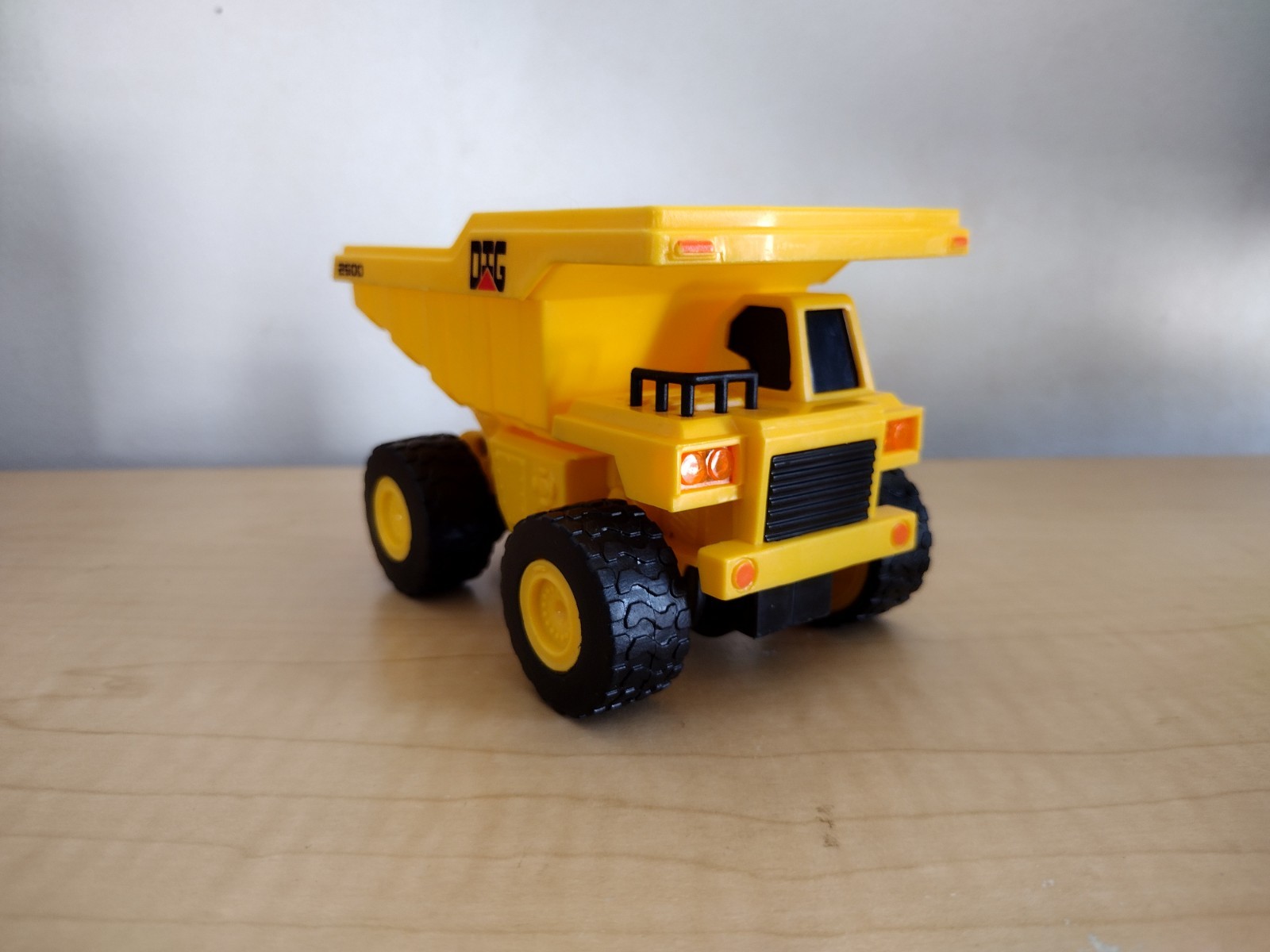Maxx Action Construction Dump Truck Vehicle Lights and Sounds 5″