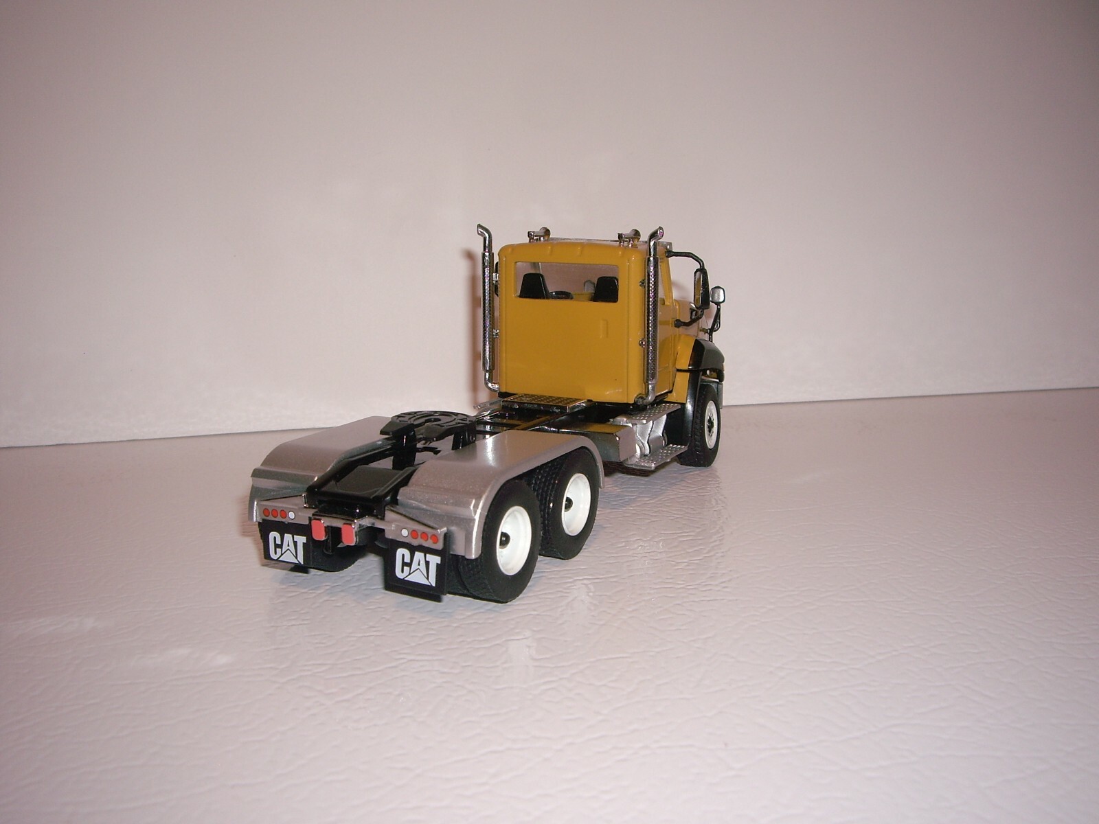 DIECAST MASTER 1/50 CAT CT660 DAYCAB WITH CAT MURALED DRYVAN SAME AS FIRST GEAR
