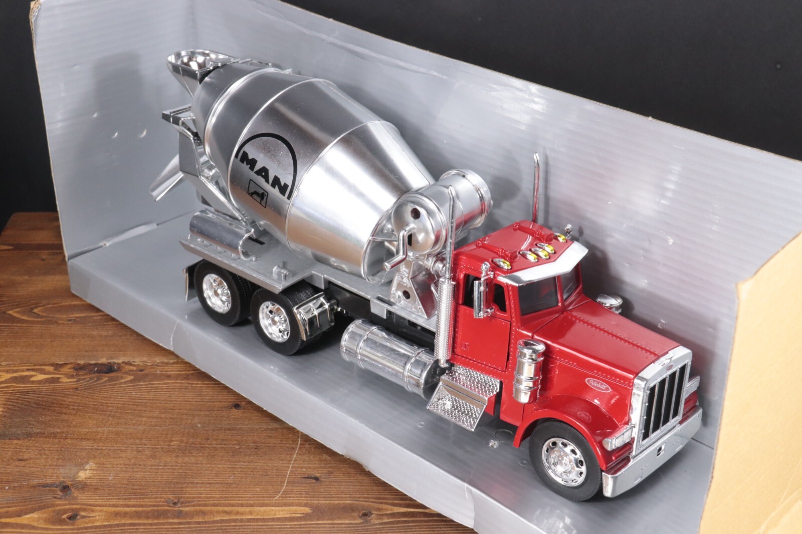 New-Ray Long Hauler 12003 PETERBILT 379 MAN Cement Mixer Truck 1:32 NEW Open Box