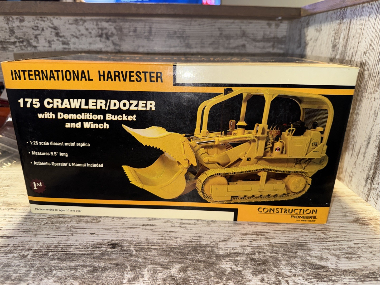 1/25 International Harvester 175 crawler dozer With Winch Die-cast 1st Gear
