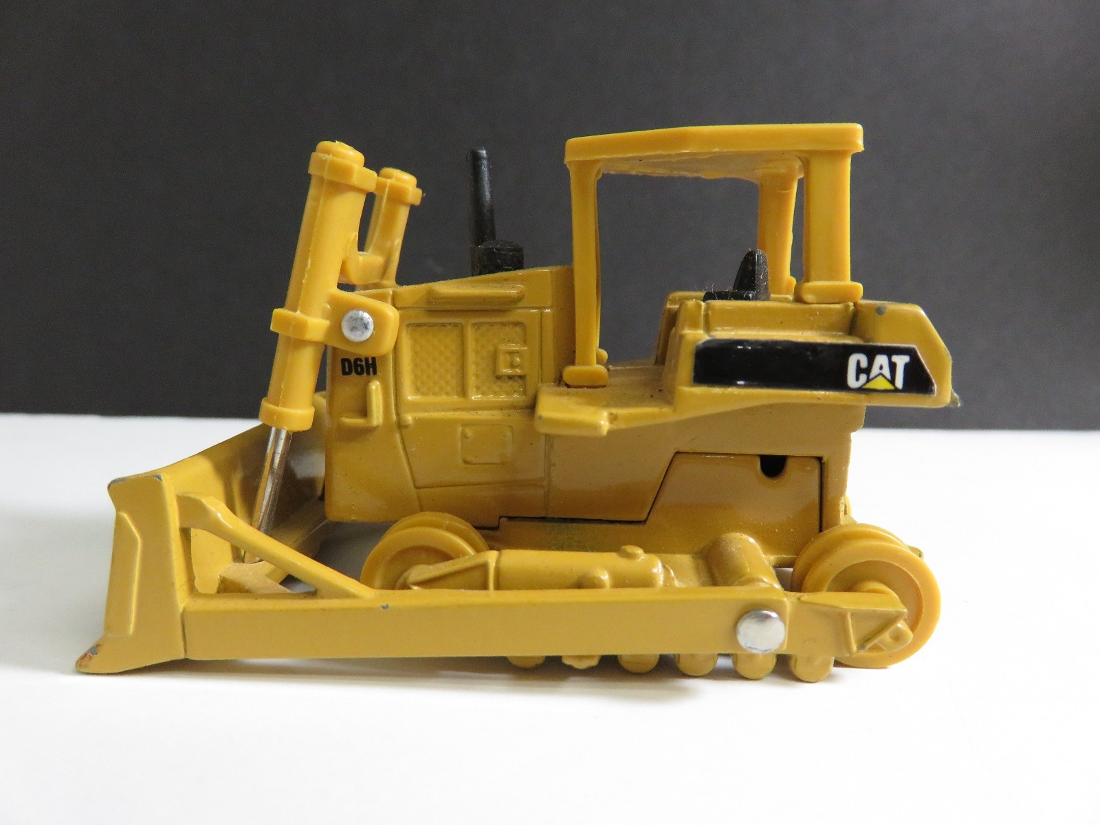 ERTL Toy CAT Caterpillar Track-Type Tractor International D6H Metal 3″ #CA02